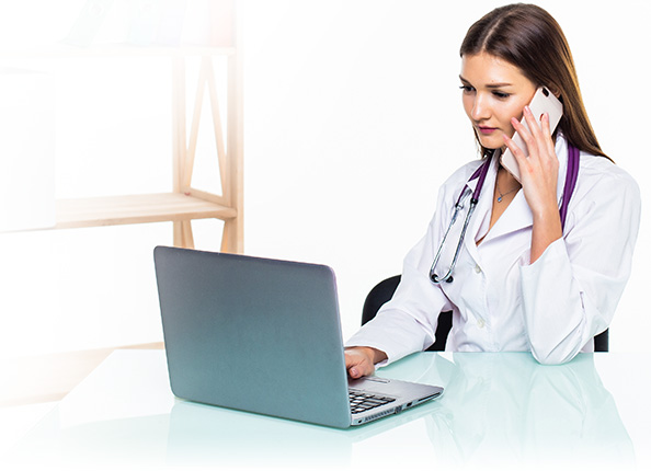 Mulher ao telefone e notebook